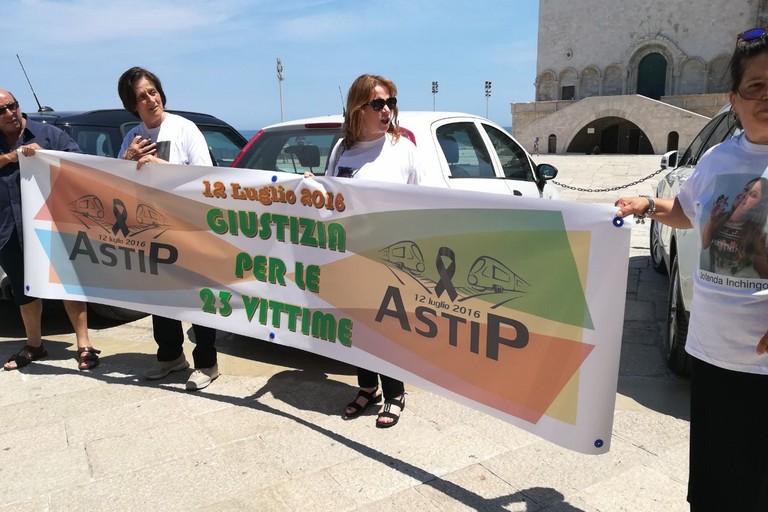 protesta dei parenti delle vittime dell'incidente del 12 luglio