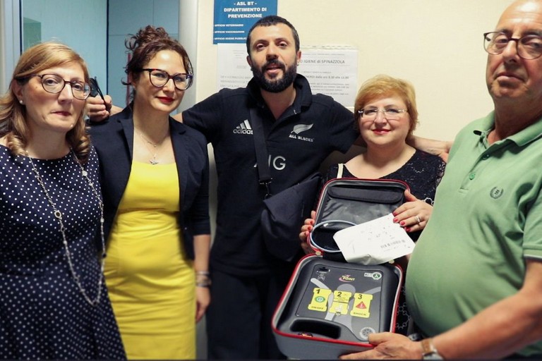 Defibrillatore consegnato dal M5S