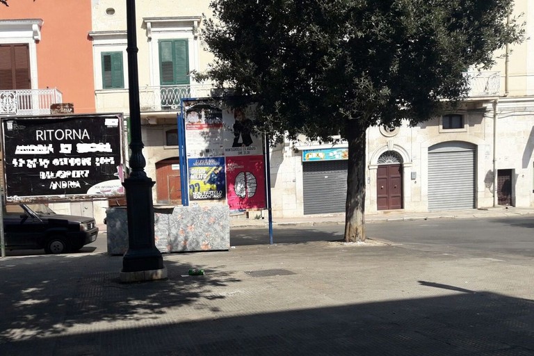 divano abbandonato in via Annunziata