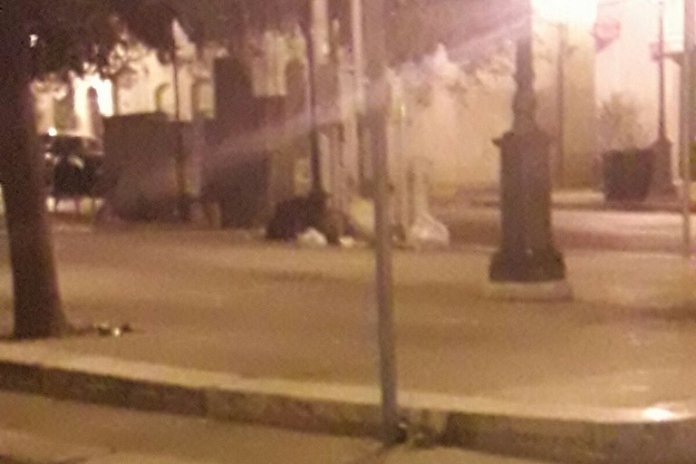 rifiuti per strada in via Annunziata