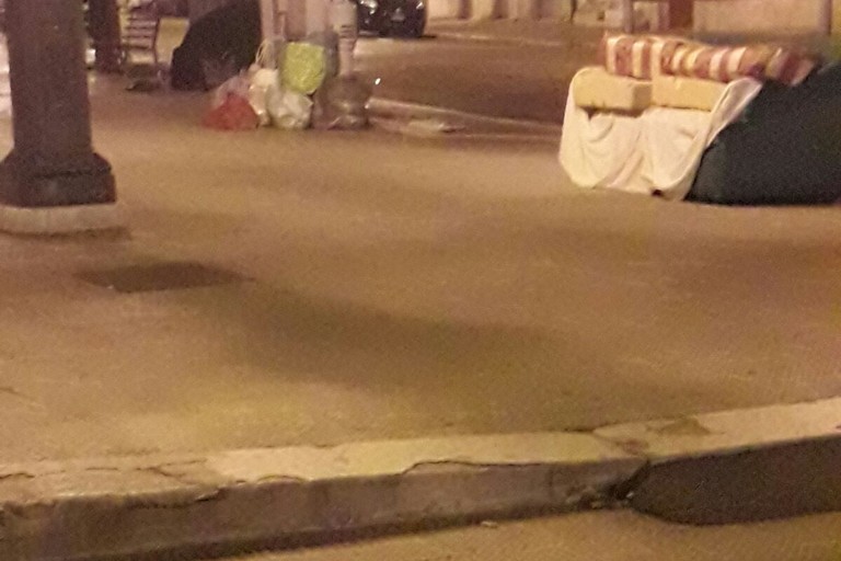 divano abbandonato in via Annunziata