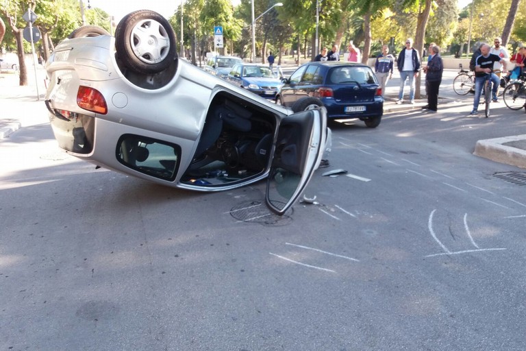 Auto ribaltata in viale Gramsci
