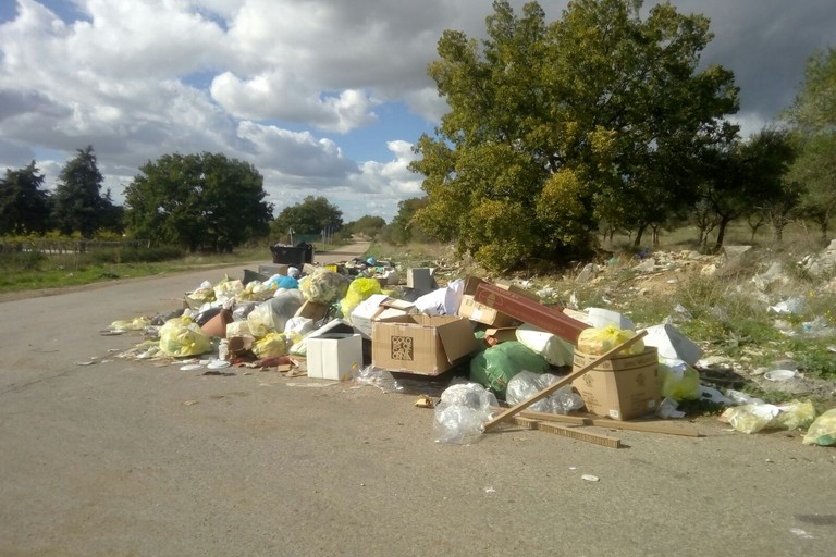 rifiuti abbandonati in via vecchia spinazzola