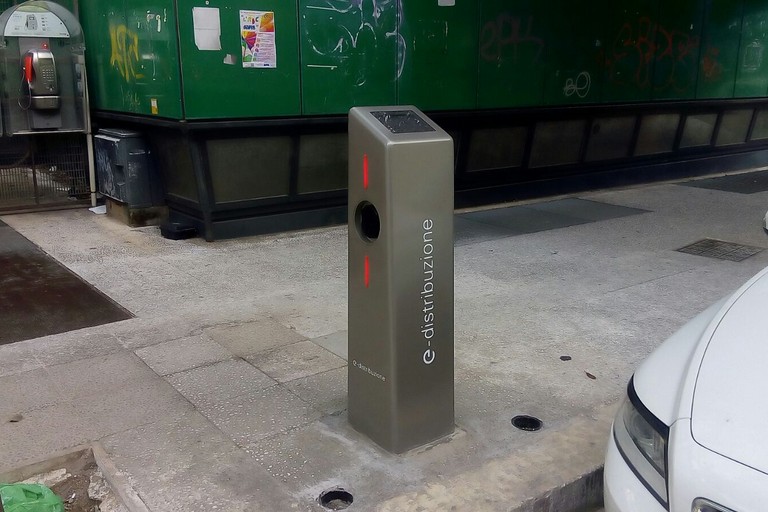 Colonnina per ricarica auto elettriche