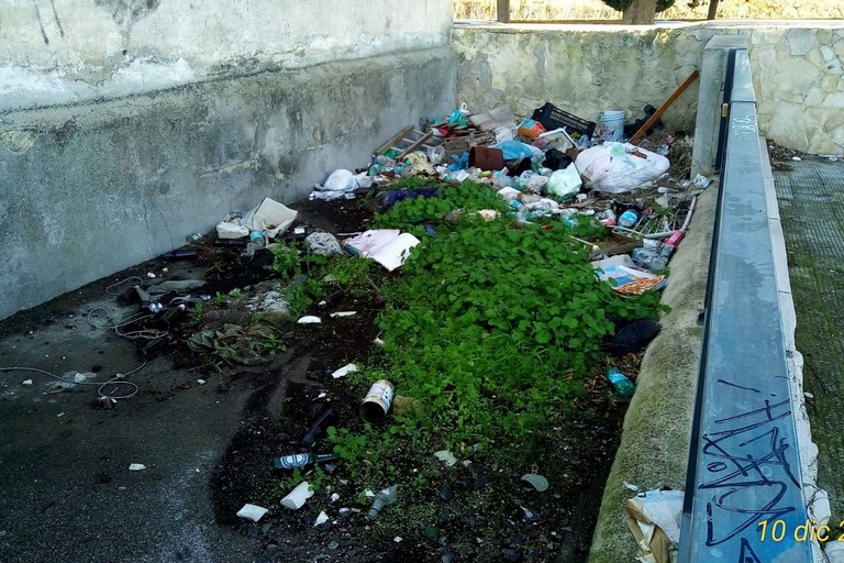 degrado e sporcizia parcheggio cimitero