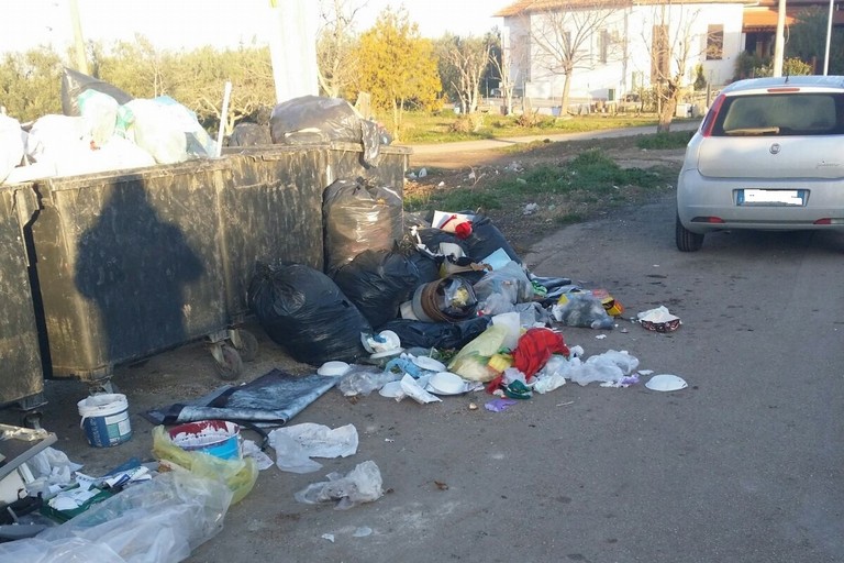 Borgata Troianelli invasa dai rifiuti