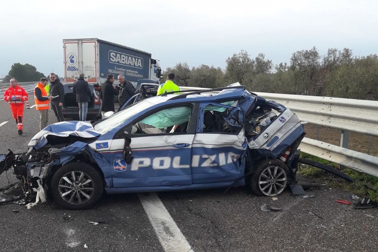 Incidente sull'A/14: due agenti della Polstrada ricoverati al 