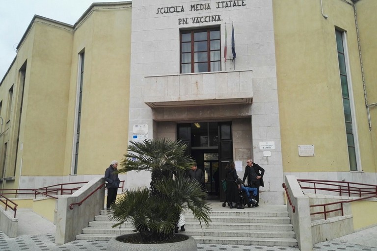 Elezioni, scuola Vaccina