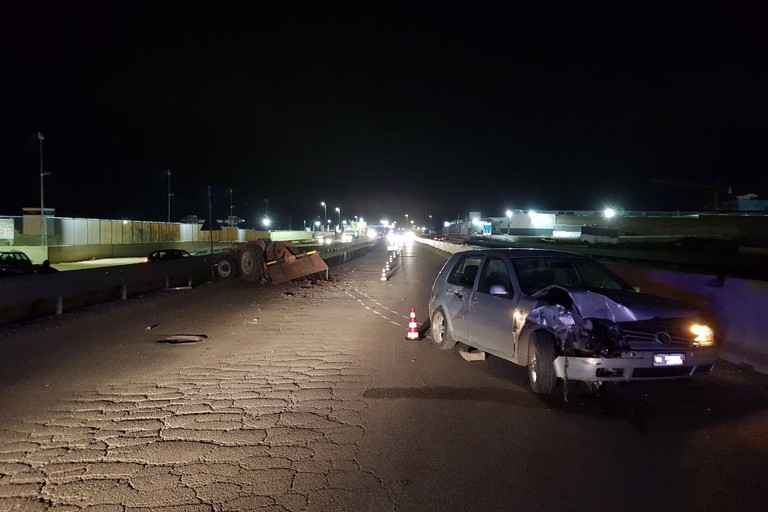 Grave incidente sulla tangenziale: auto tampona trattore