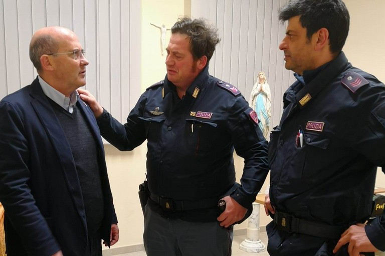 don Riccardo Agresti con agenti di P.S.