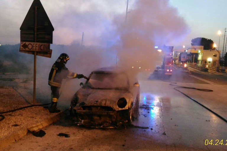 incendio di autovettura davanti al casello autostradale