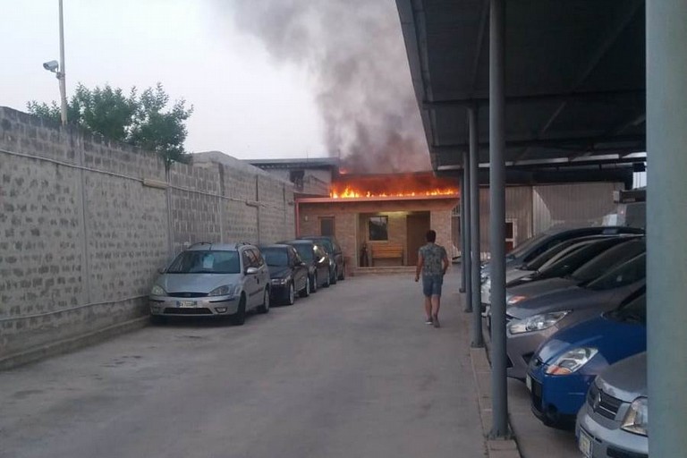 incendio in un autoparco sulla ex sp 231