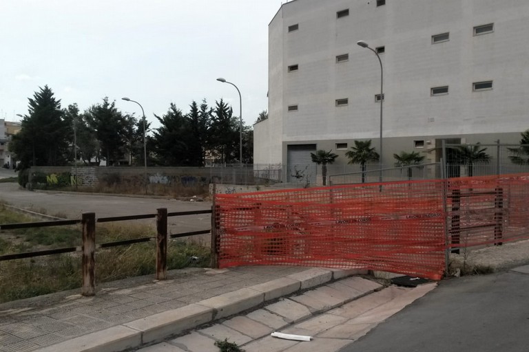 Cede parte della soletta del tratto pedonale che copre il canale Ciappetta Camaggio