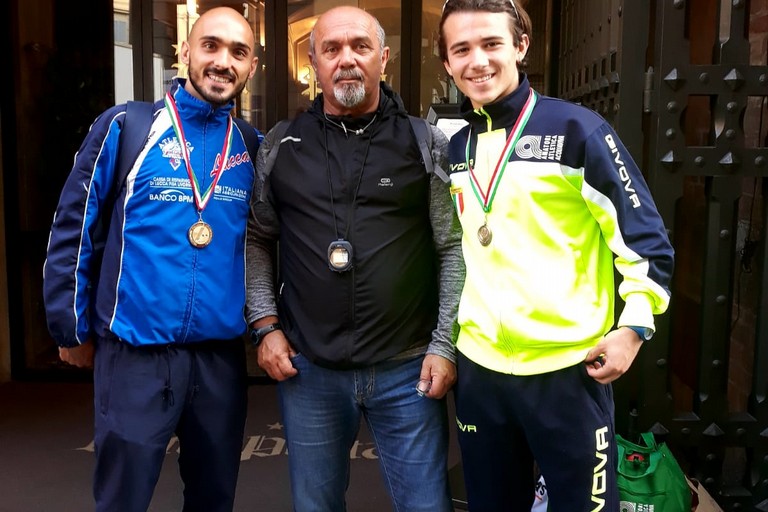 Il prof. Pino Tortora con i marciatori Vito Di Bari e Nicola Lomuscio