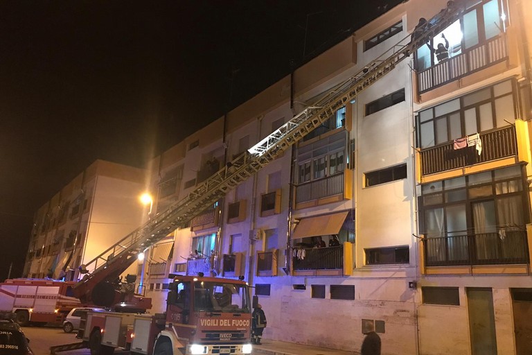 Caduta calcinacci in via Terlizzi: intervento dei Vigili del Fuoco