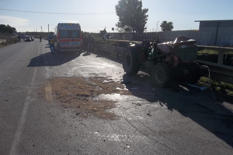 ribaltato trattore sulla strada tangenziale