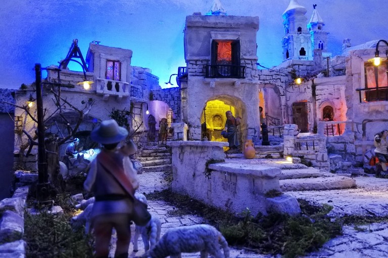 Dal condominio di via Milite Ignoto n. 11 un presepe artistico realizzato dal polistirolo