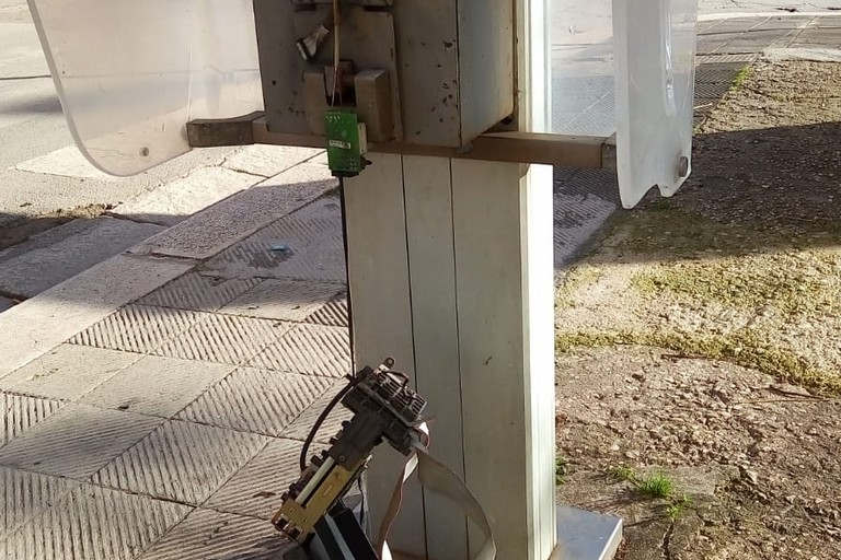 Divelta colonnina telefonica in via Indipendenza