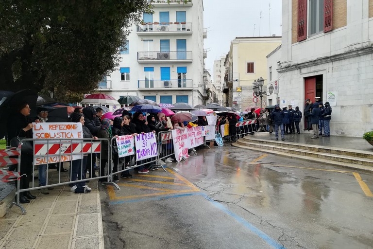 Le mamme manifestano davanti al Comune di Andria