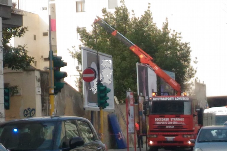 rimozione impianto pubblicitario su via Firenze