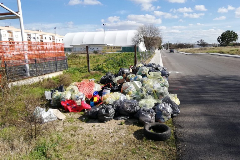 Rifiuti nel quartiere San Valentino
