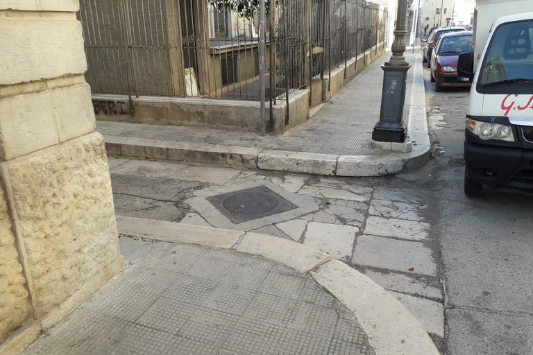 Abbandono incontrollato di rifiuti in via Eritrea ad Andria