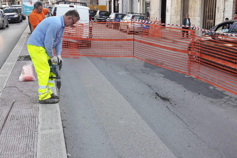 Operai Multiservice al lavoro in via Montegrappa