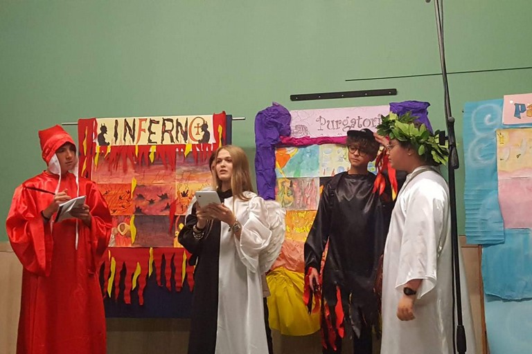 Rappresentazione teatrale alla scuola media 