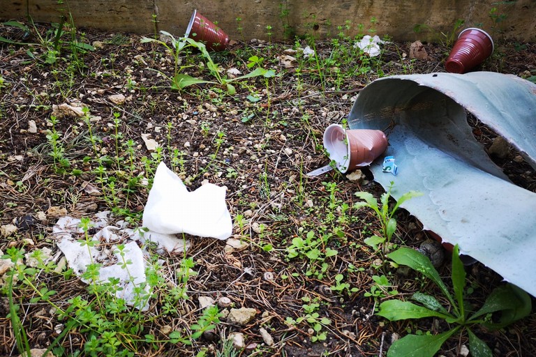 Rifiuti al cimitero