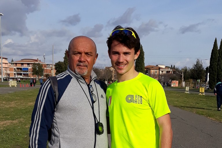 L'atleta andriese Nicola Lomuscio con il tecnico Pino Tortora