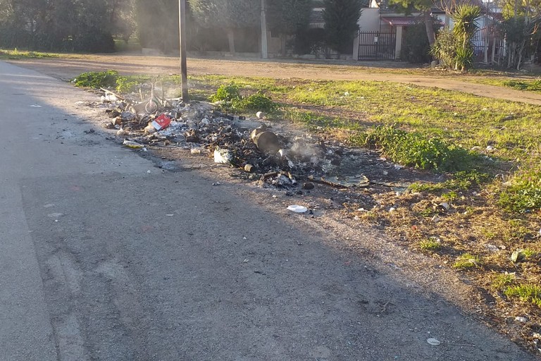 Al borgo Troianelli ennesimo incendio dei cassonetti