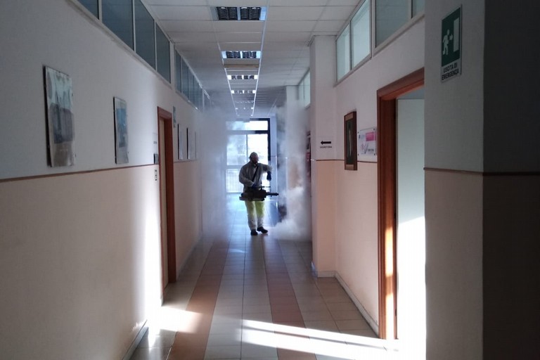 Operazione di sanificazione di una scuola di Trani
