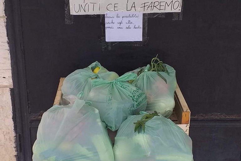 Fruttivendolo regala buste di frutta e verdura ai bisognosi