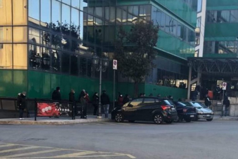 Assembramento davanti agli uffici di Piazza Trieste e Trento