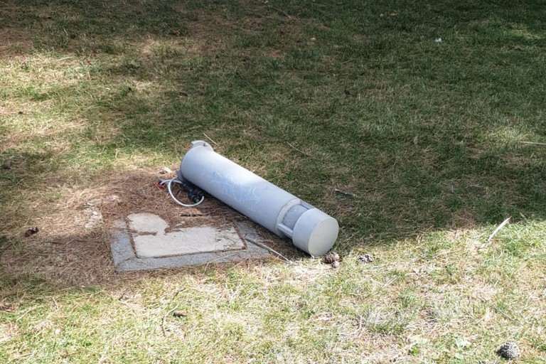 Paletti luce sradicati nella villa comunale