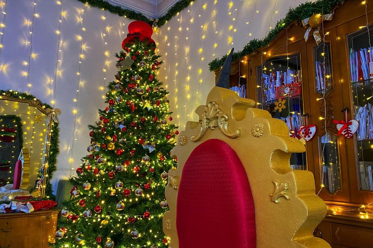 Casa di Babbo Natale con i suoi Elfi