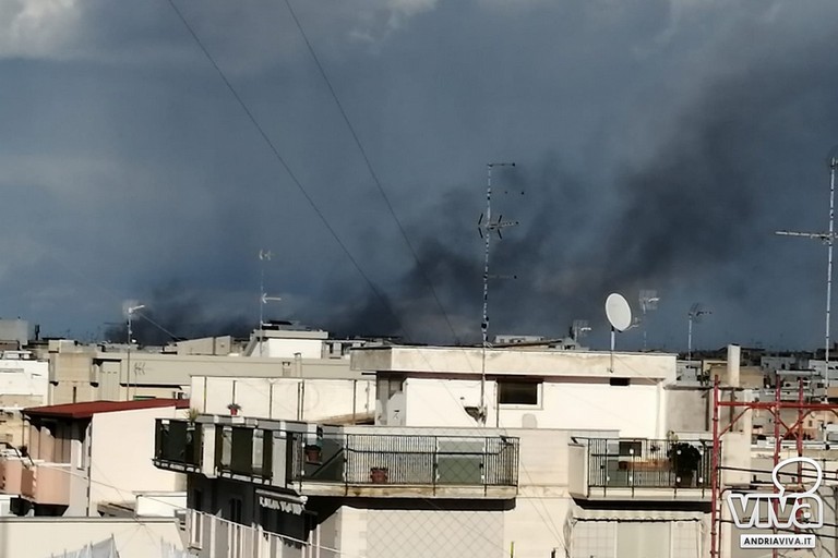 nube di fumo nero sprigionata sulla città a seguito dell'incendio dell'autofficina