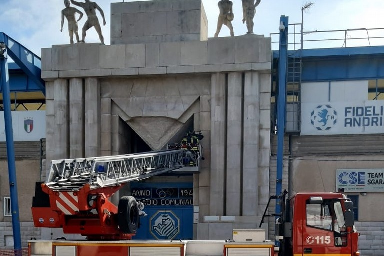 Vigili del fuoco allo stadio degli Ulivi