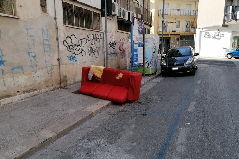divano abbandonato