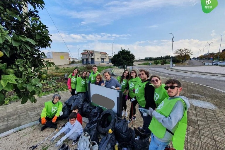 Cleanuperitivo: 15 sacchi ricolmi di rifiuti raccolti nella zona PIP