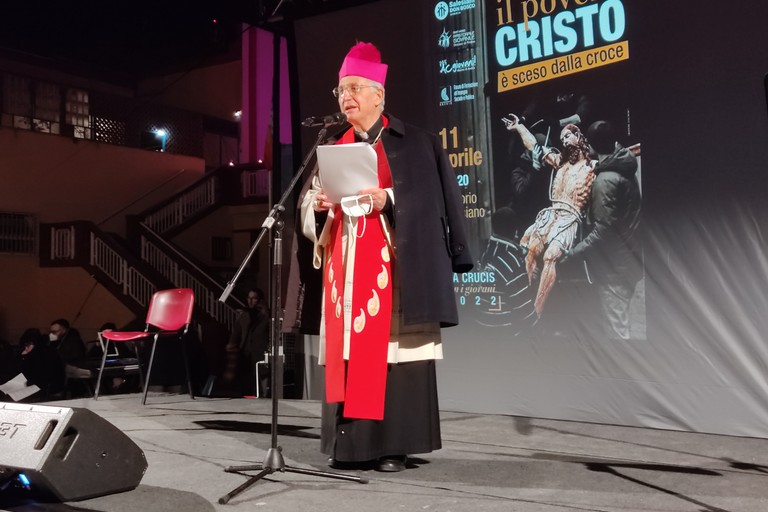 Via Crucis dei giovani con il vescovo Mansi. <span>Foto Antonio D'Oria</span>