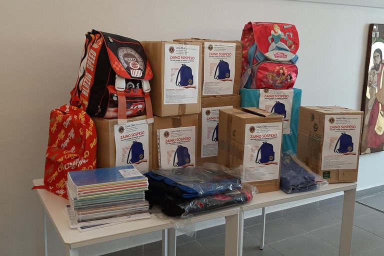 Il materiale scolastico consegnato alla Caritas