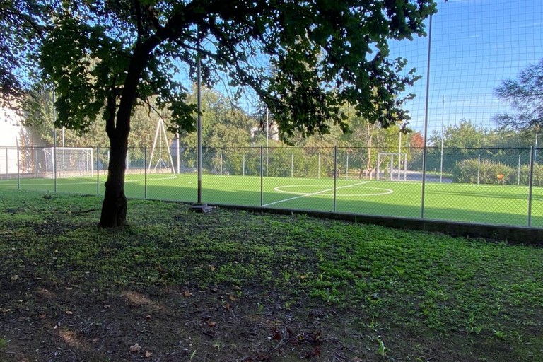 Il nuovo campo da calcio a 5 alla scuola
