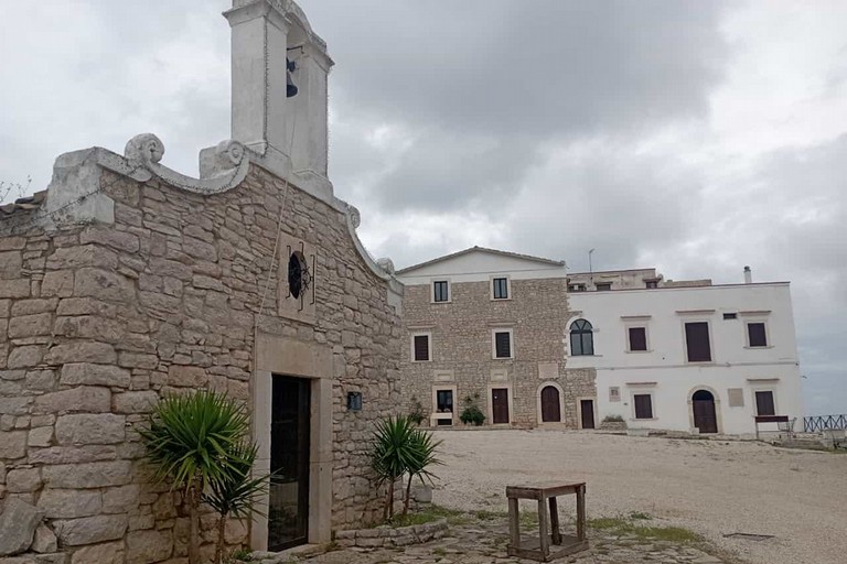 Sistemazione del  manto della strada interpoderale per la Masseria San Vittore