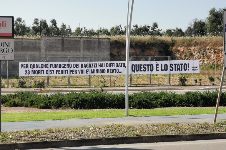 Striscione via Bisceglie