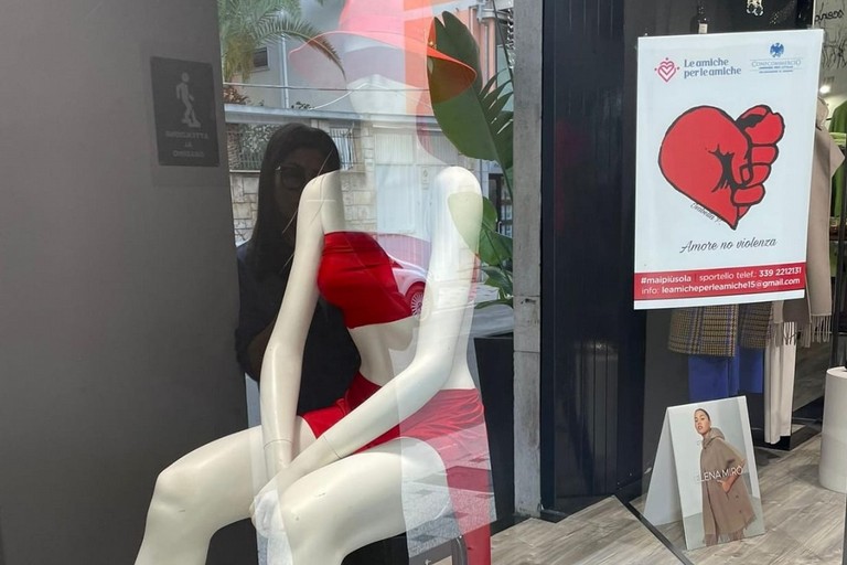 Vetrine in rosso ad Andria