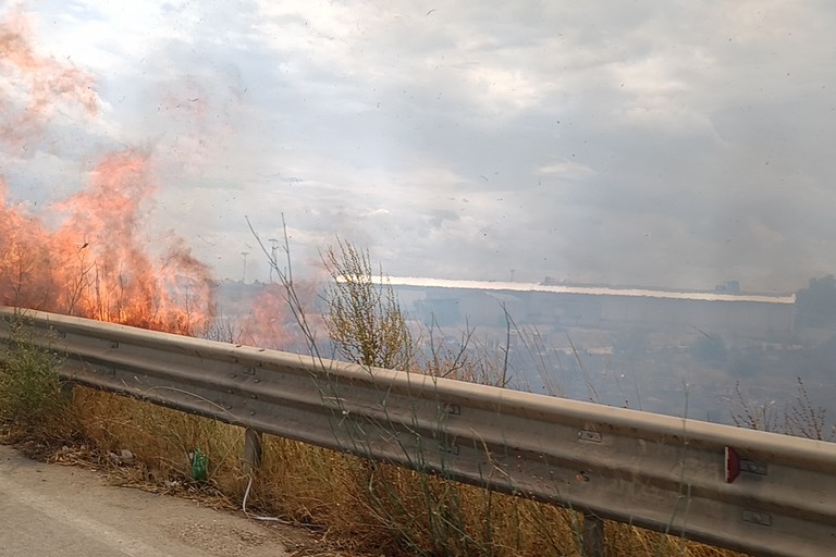 Incendio a ridosso della tangenziale