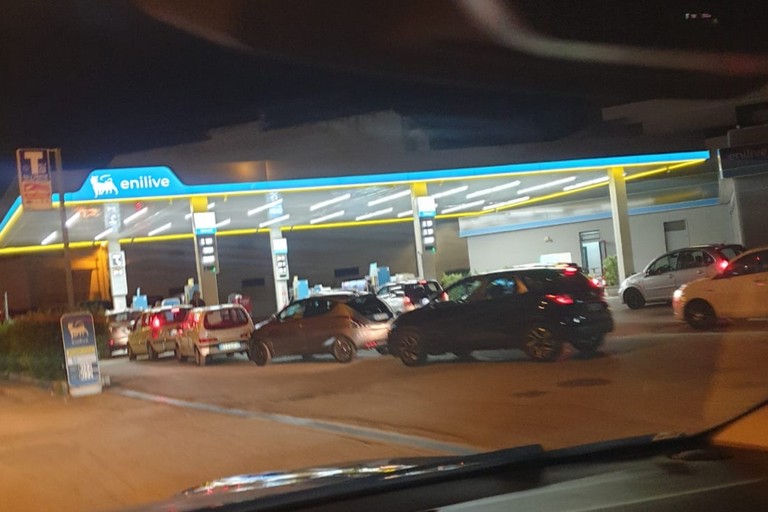 Code a distributori di carburante