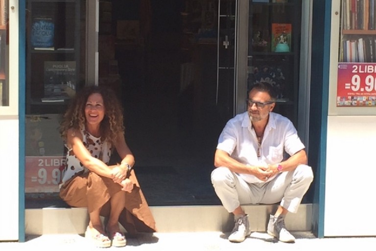 Francesca e Michele davanti alla libreria Diderot