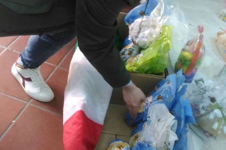 CasaPound raccoglie e distribuisce uova di Pasqua